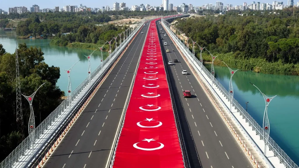 Metgün İnşaat’tan Adana 15 Temmuz Şehitler Köprüsü’ne Dev Bayrak